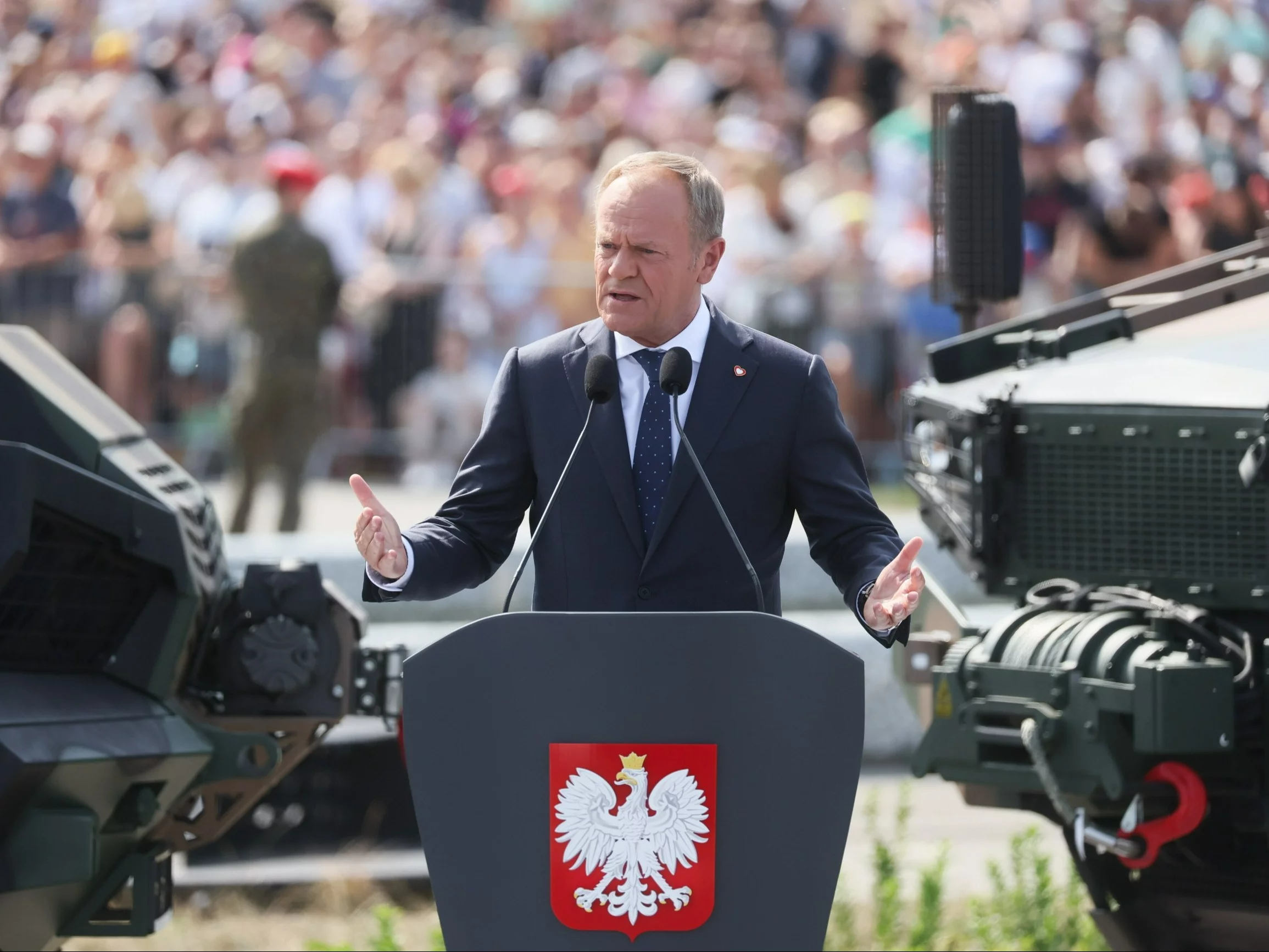 Premier Donald Tusk przemawia przed rozpoczęciem defilady z okazji Święta Wojska Polskiego na Wisłostradzie w Warszawie