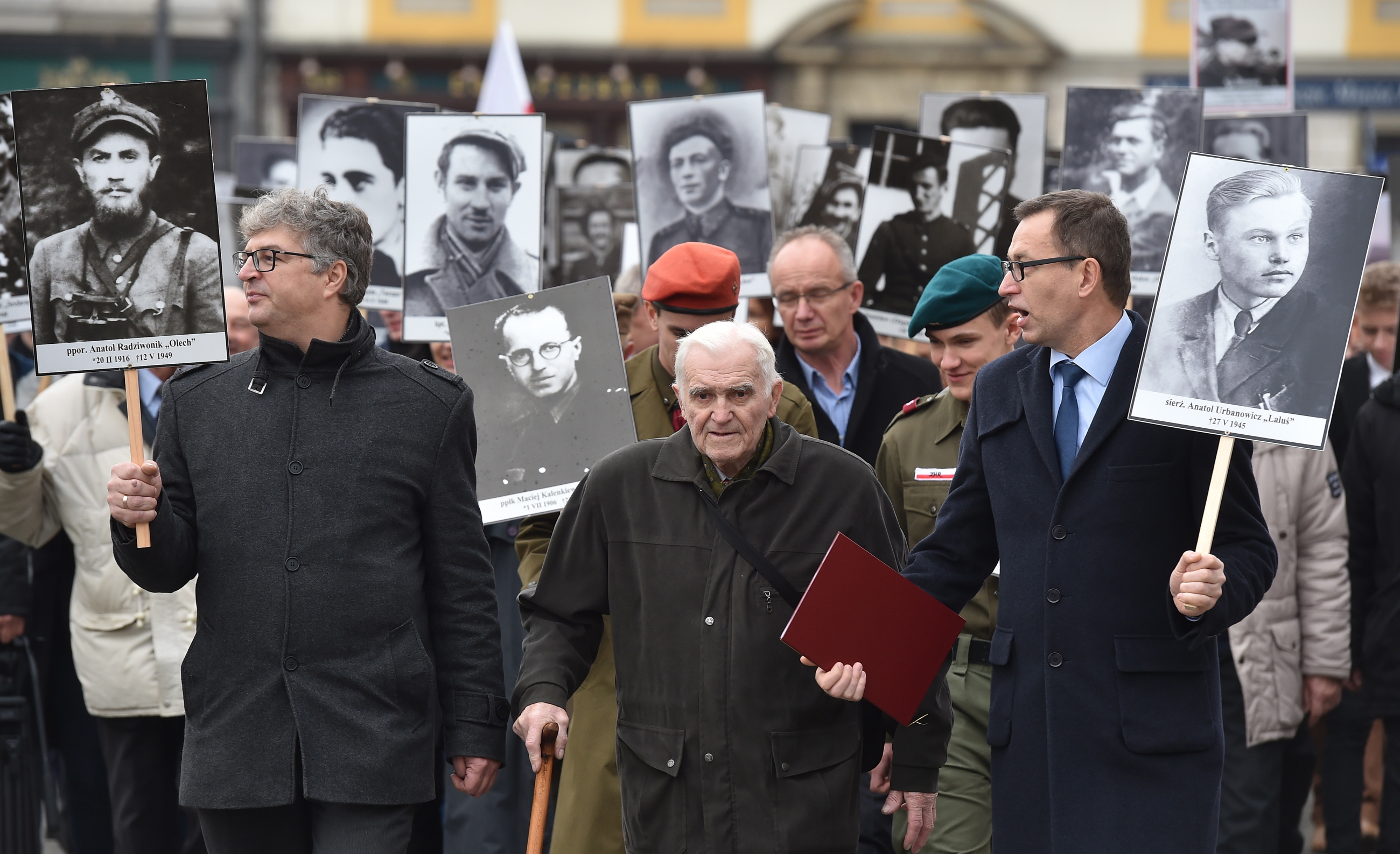 Listopad 2016. 90-letni żołnierz AK Wacław Szacoń ps. Czarny (C) idzie na czele marszu w ramach III Krakowskich Zaduszek za Żołnierzy Wyklętych