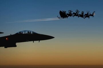Święty Mikołaj "strzeżony" przez wojska NATO to jedna z amerykańskich tradycji świątecznych