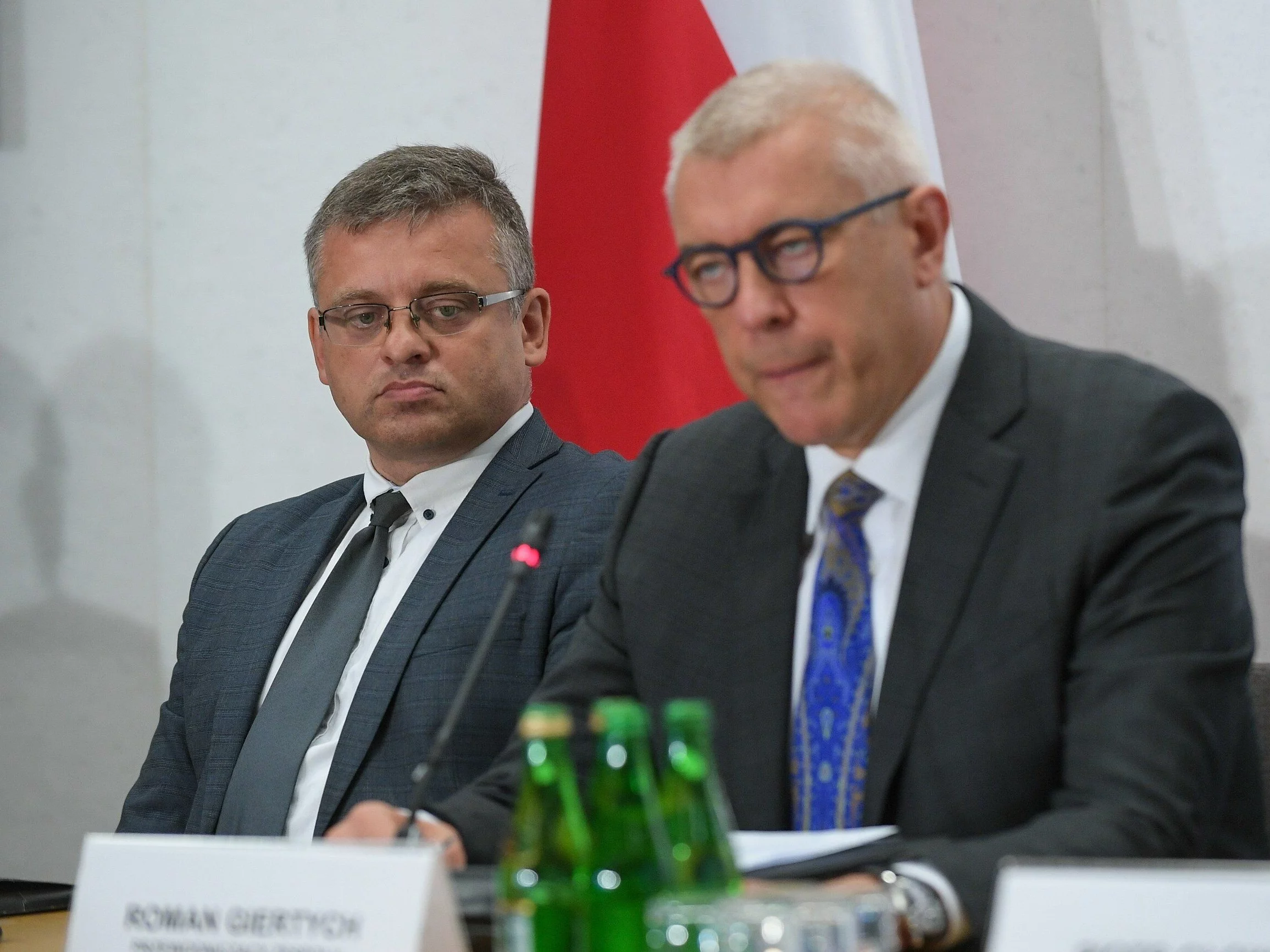 Sędzia Arkadiusz Cichocki i poseł Roman Giertych (KO) podczas posiedzenia zespołu ds. rozliczeń PiS