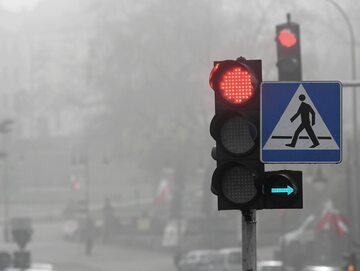 Sygnalizacja świetlna i znak drogowy, zdjęcie ilustracyjne