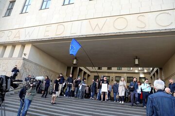 Sympatycy Donalda Tuska i przedstawiciele mediów przed sądem okręgowym w Warszawie