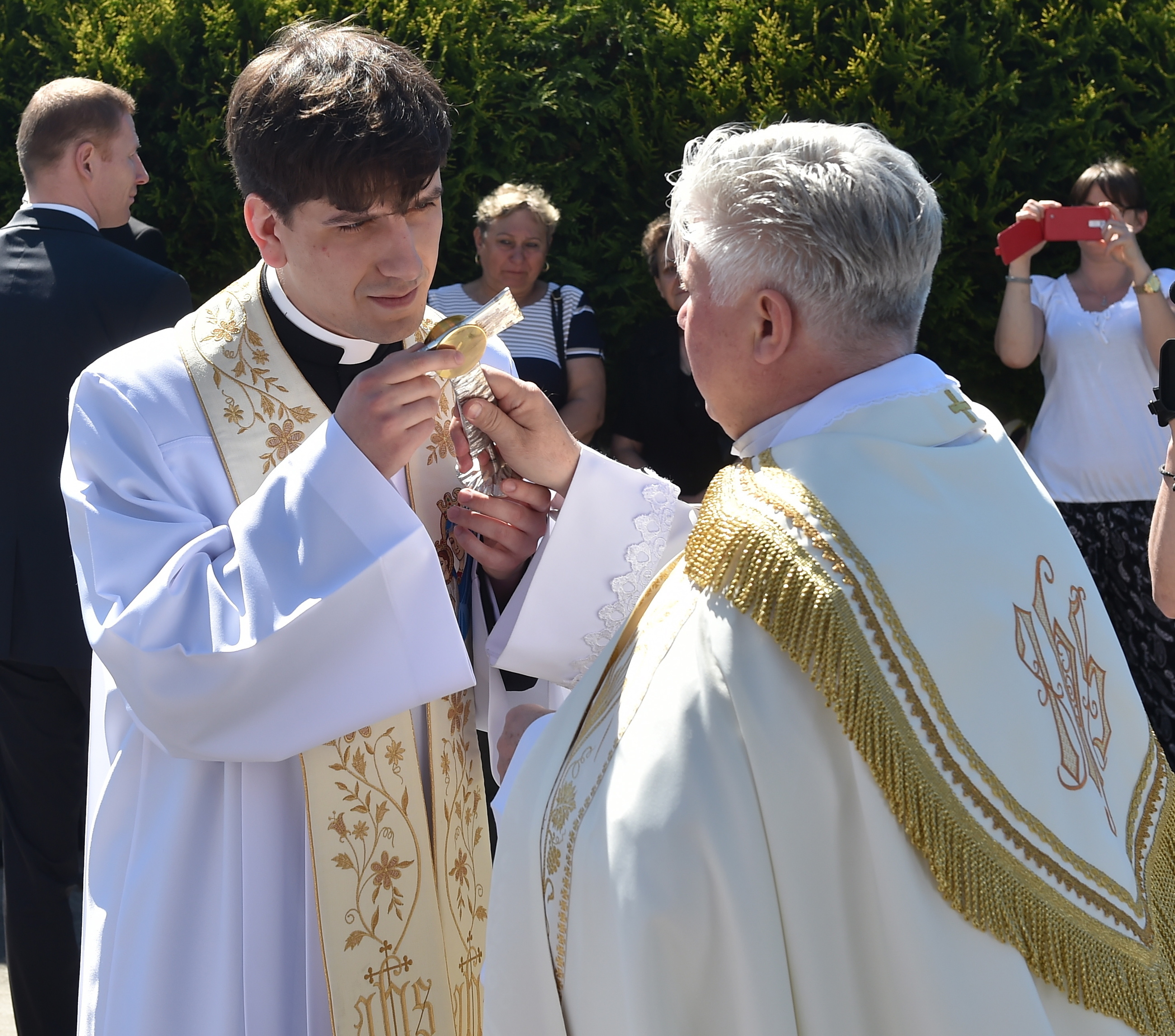 Przecieszyn, 28.05.2017. Ks. Tymoteusz Szydło (L) witany przez proboszcza ks. Jacka Przybyłę (P) przed mszą prymicyjną w rodzinnej parafii Matki Bożej Częstochowskiej w Przecieszynie