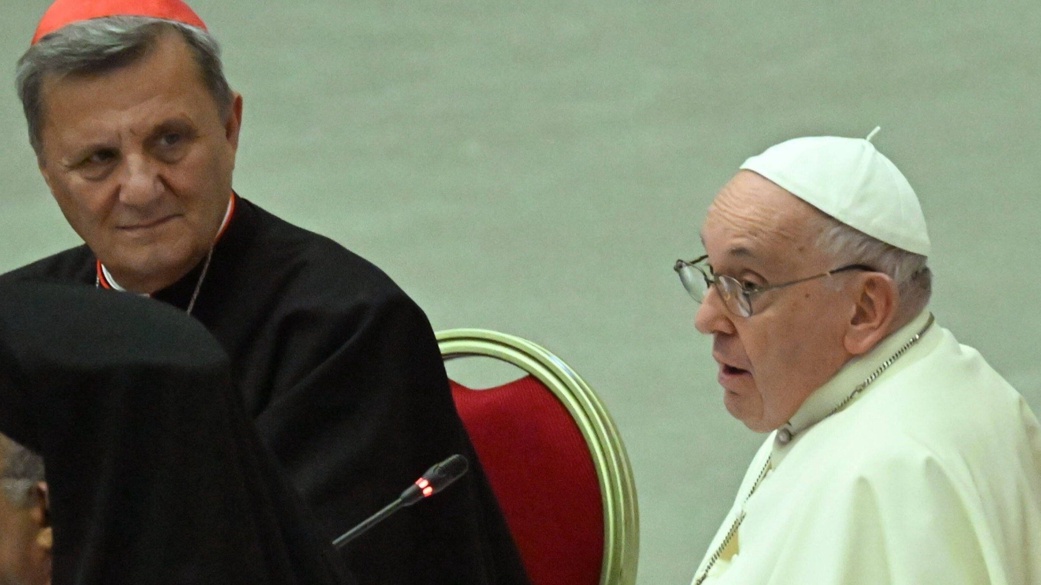 Papież Franciszek (R), siedzący obok kardynała Mario Grecha