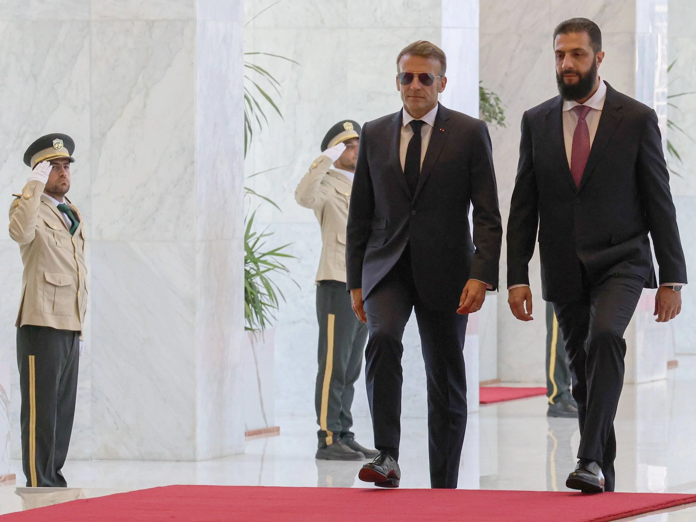 Prezydent Francji Emmanuel Macron i prezydent Syrii Ahmad al-Szara