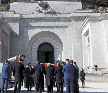 Szczątki gen. Francisco Franco zostały ekshumowane 24 października. Uroczystość była skromna. Decyzją rządu nie wolno było oddać żadnych honorów należnych głowie państwa