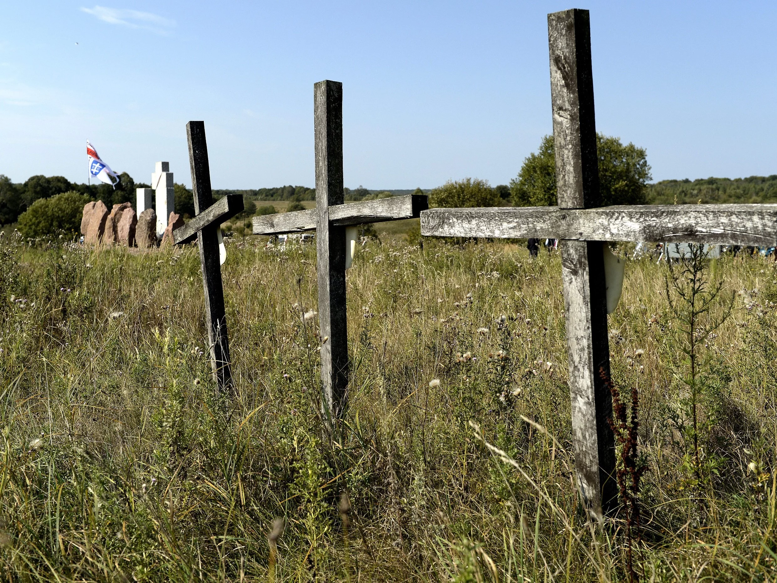 Krzyże przy pomniku upamiętniającym ofiary rzezi w Hucie Pieniackiej na Ukrainie