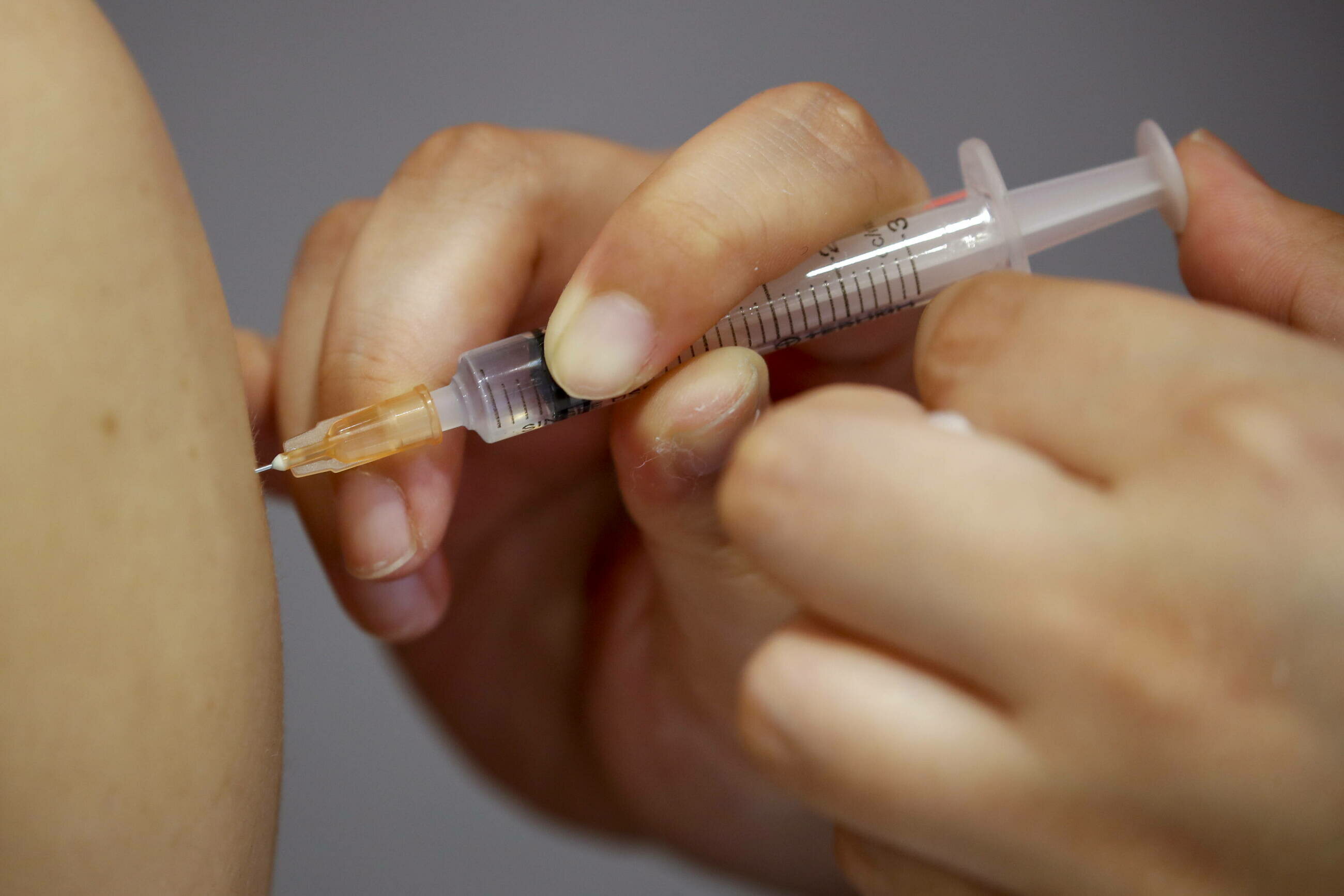 Ministrul spaniol dă undă verde pentru a treia doză de vaccin