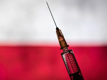 Szczepionka na tle polskiej flagi, zdjęcie ilustracyjne
