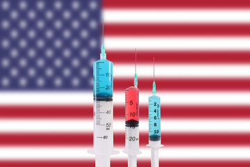 Szczepionki na tle flagi USA, zdjęcie ilustracyjne