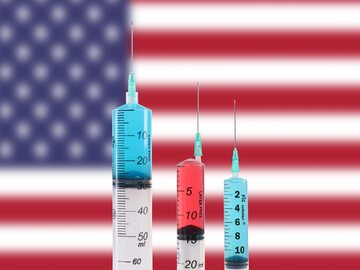 Szczepionki na tle flagi USA, zdjęcie ilustracyjne