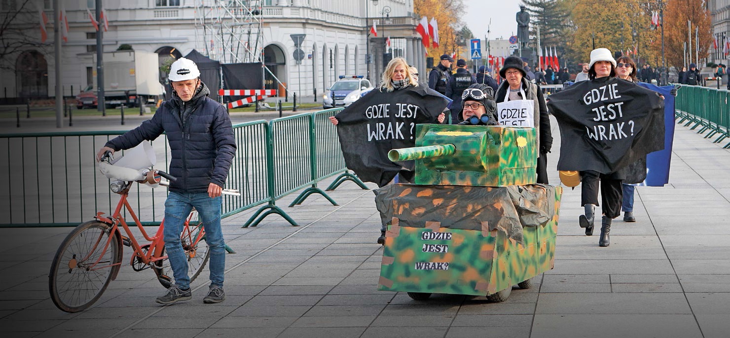 Arkadiusz Szczurek i Leszek Piątkowski na czele "happeningu" zorganizowanego w 115. miesięcznicę katastrofy smoleńskiej, Warszawa, 10 listopada 2019 r.
