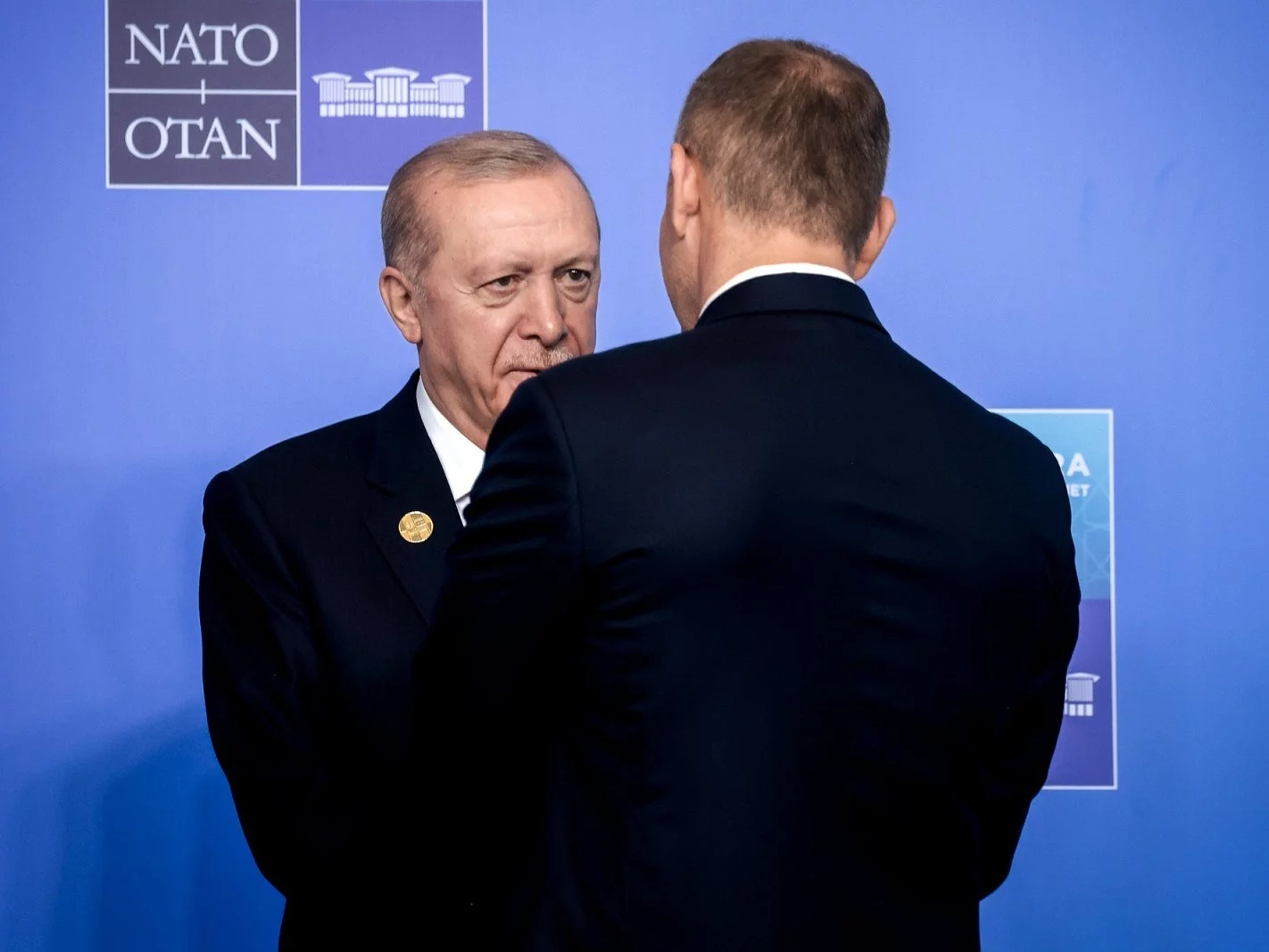 Prezydent Turcji Recep Erdogan i prezydent Karol Nawrocki podczas szczytu NATO w Ankarze