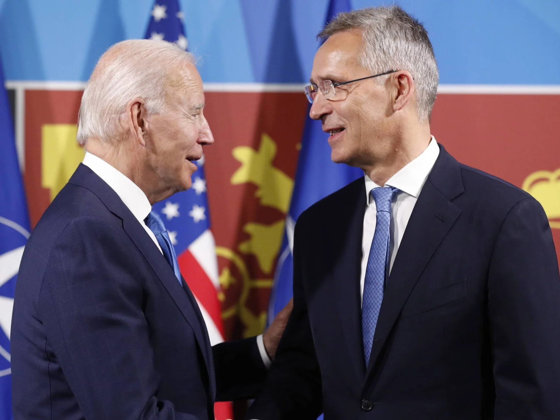 Prezydent USA Joe Biden i Sekretarz Generalny NATO Jens Stoltenberg podczas szczytu NATO w Madrycie