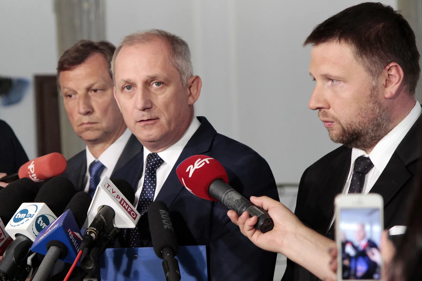 Sławomir Neumann w otoczeniu posłów PO