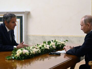 Szef Międzynarodowej Agencji Energii Atomowej Rafael Grossi i prezydent Rosji Władimir Putin