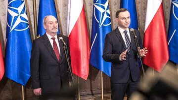 Szef MON Antoni Macierewicz (L) i prezydent Andrzej Duda (P)