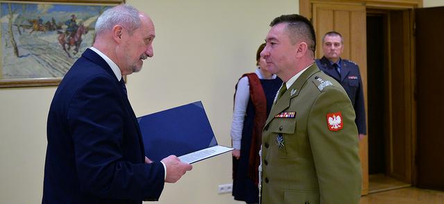 Gen. broni Leszek Surawski otrzymuje nominację z rąk ministra Antoniego Macierewicza