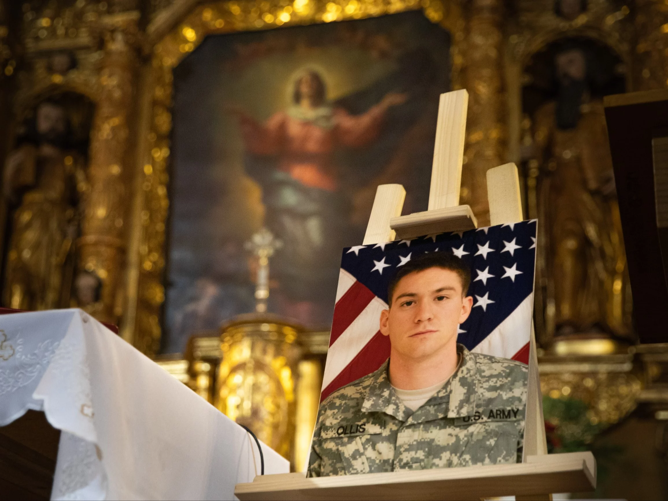 Zdjęcie sierż. Michaela Ollisa w kościele Wniebowzięcia Najświętszej Marii Panny w Bydgoszczy, styczeń 2022 r.