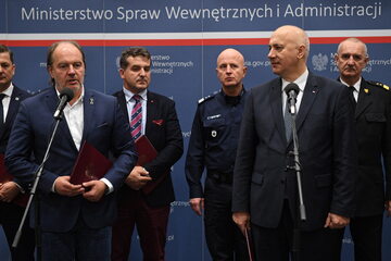 Szef MSWiA Joachim Brudziński i przewodniczący Zarządu Głównego NSZZ Policjantów Rafał Jankowski