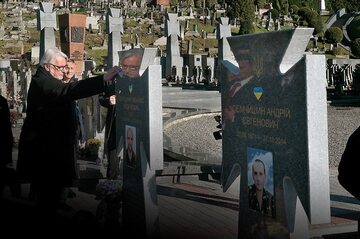 Szef MSZ Witold Waszczykowski podczas wizyty na Ukrainie 5 listopada odwiedził cmentarz Łyczakowski we Lwowie