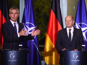Szef NATO Jens Stoltenberg i kanclerz Niemiec Olaf Scholz