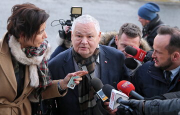 Szef NBP Adam Glapiński rozmawia z dziennikarzami po wyjściu z prokuratury