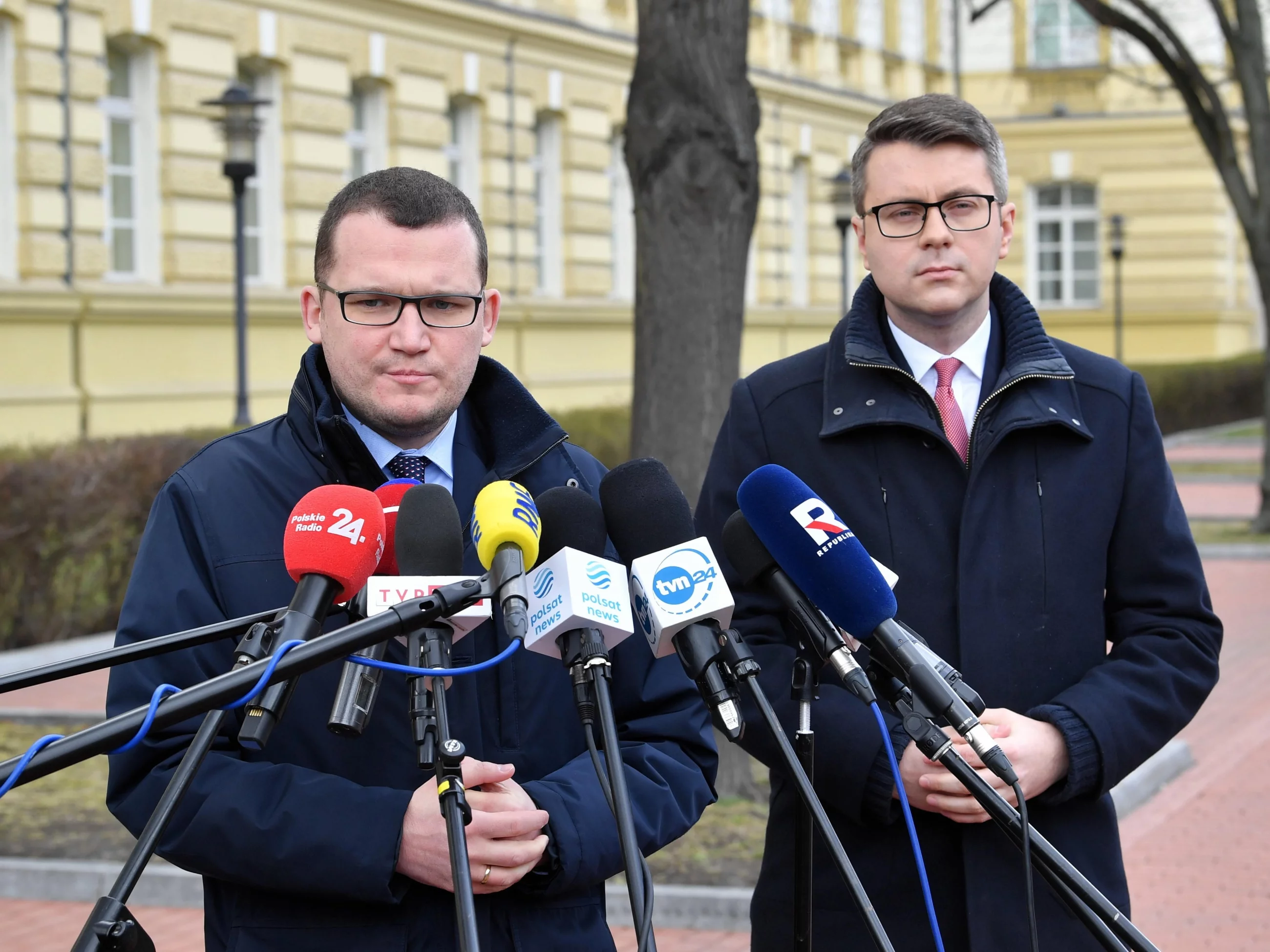 Wiceszef MSWiA Paweł Szefernaker i rzecznik prasowy rządu Piotr Müller