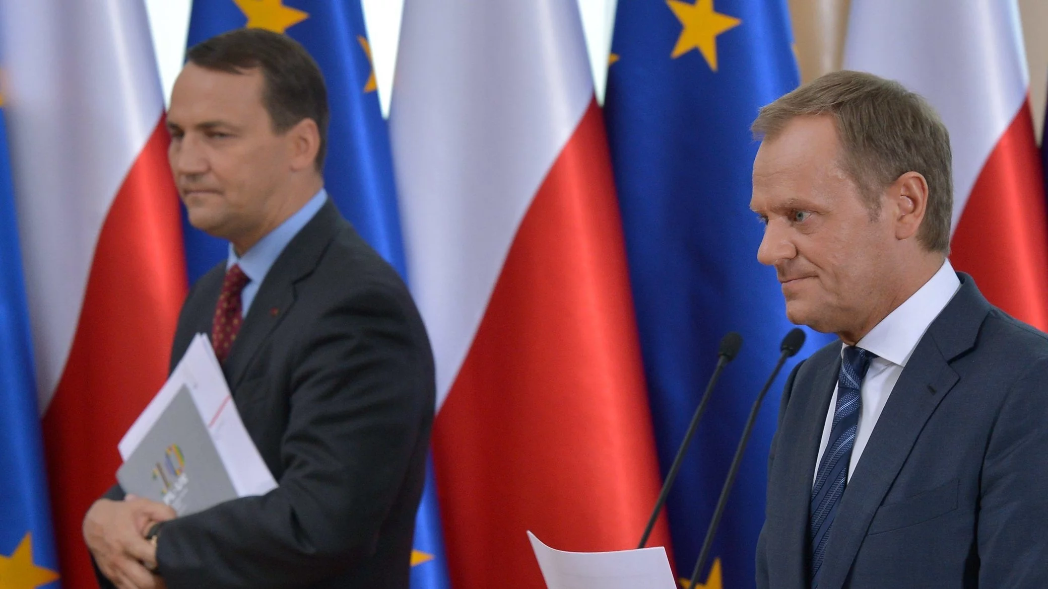 "Rywalizacja" Sikorskiego z Tuskiem. "Cierpi na tym polska polityka zagraniczna"