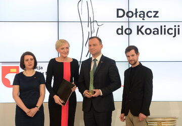 Szefowa Fundacji Dorastaj z Nami Magdalena Pawlak (L), prezydent Andrzej Duda (2P) z małżonką Agatą Kornhauser-Dudą (2L) i Łukasz Krupski (P)