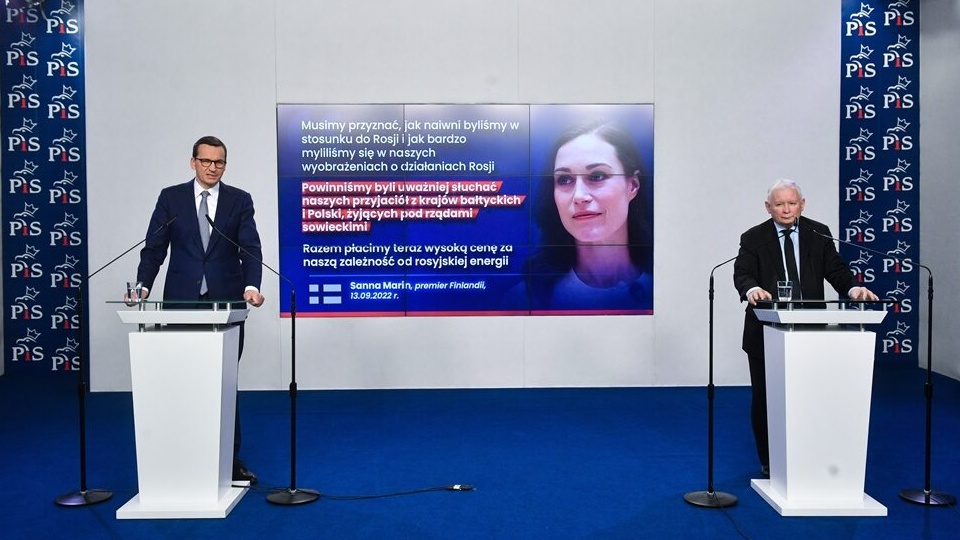 Premier Mateusz Morawiecki i prezes Prawa i Sprawiedliwości Jarosław Kaczyński podczas konferencji prasowej