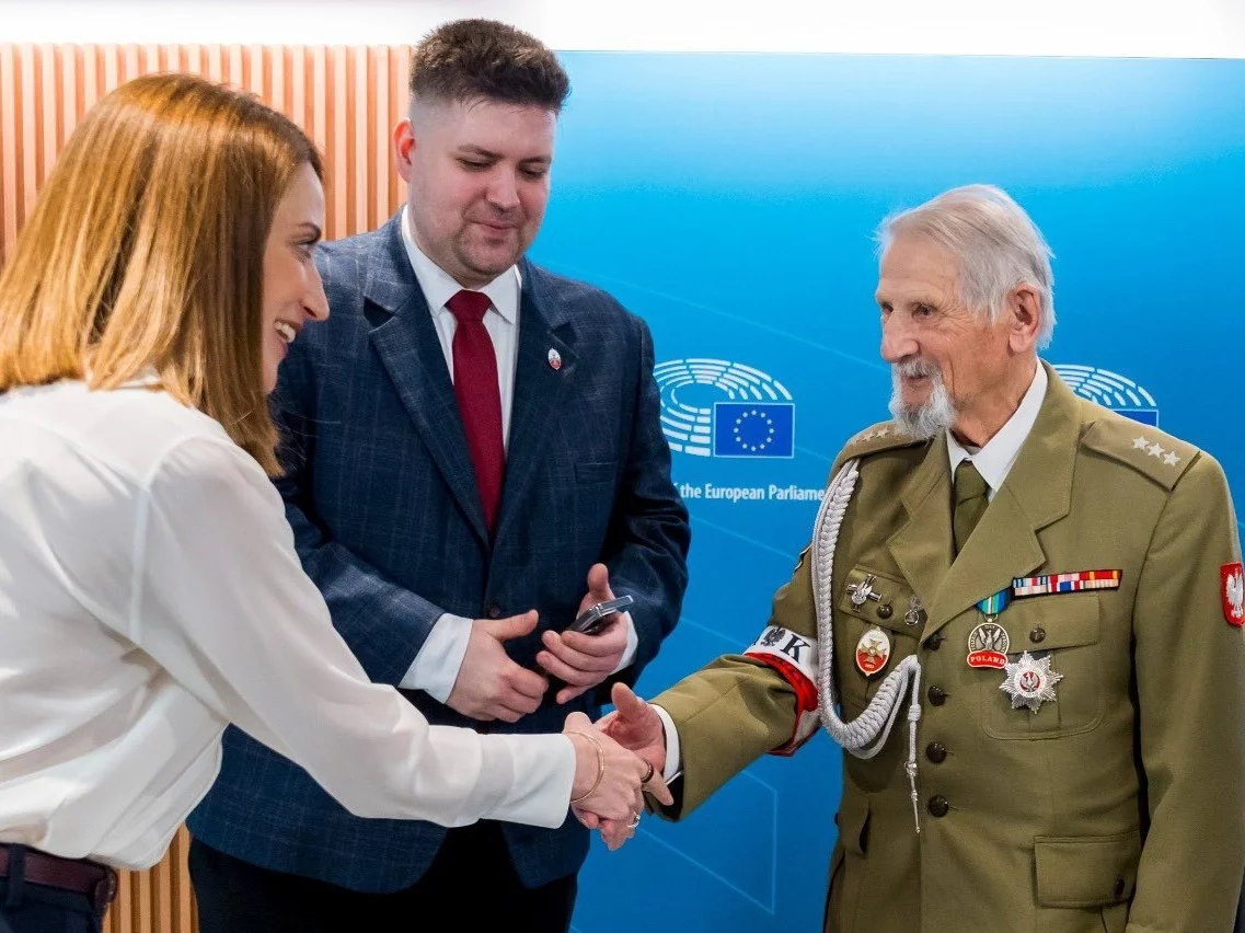 Roberta Metsola podczas spotkania z uczestnikiem Powstania Warszawskiego