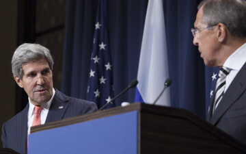 Szefowie dyplomacji Rosji i USA, Siergiej Ławrow i John Kerry, podczas spotkania w 2013 roku.