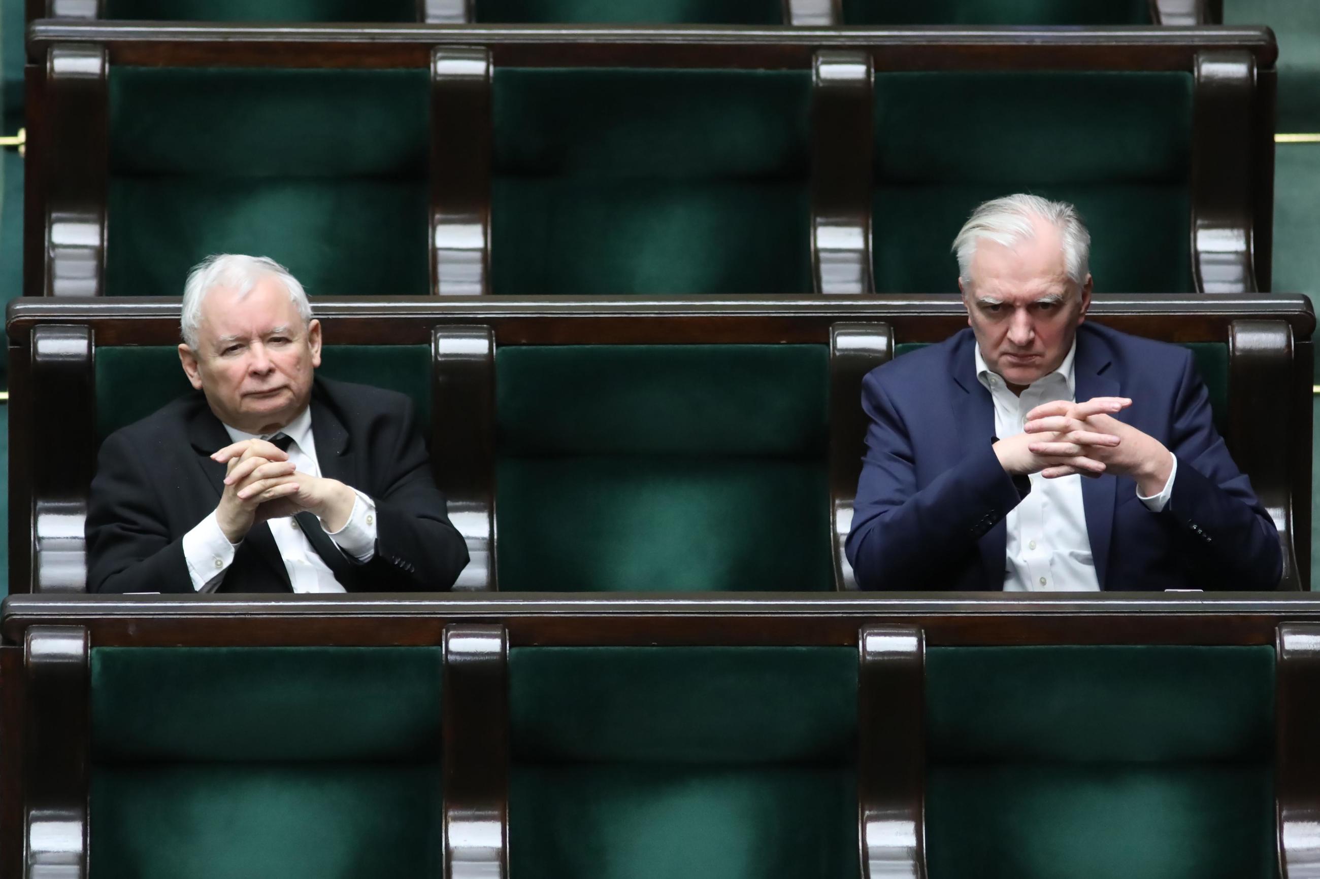 Sejm. Prezes PiS Jarosław Kaczyński (L) wicepremier, minister nauki i szkolnictwa wyższego Jarosław Gowin (P) na sali obrad.