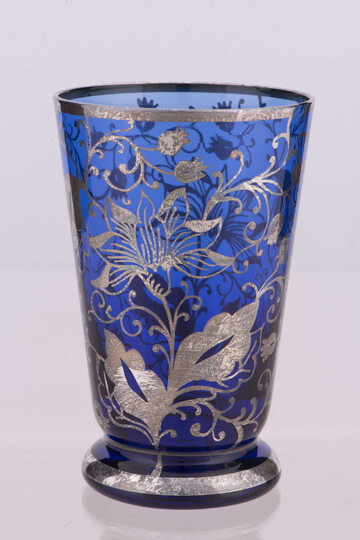 Szklanka ze szkła kobaltowego dekorowana srebrzonym ornamentem roślinnym, po 1900 r., zbiory MHP