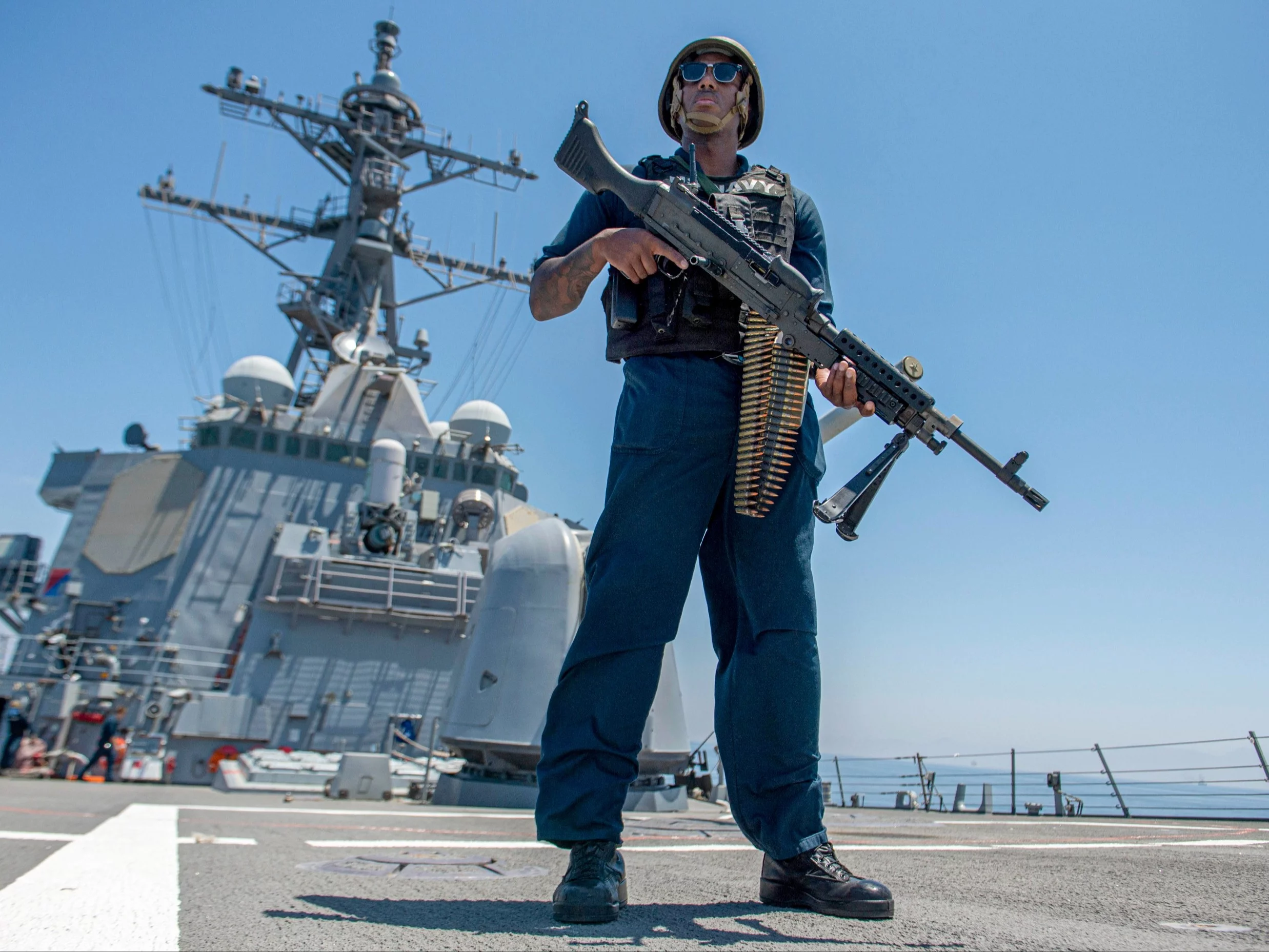 Żołnierz USA na pokładzie niszczyciela rakietowego USS Paul Hamilton w Cieśninie Ormuz