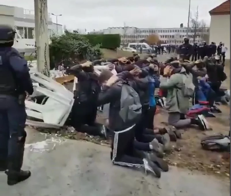Na nagraniach widać zatrzymanych uczniów klęczących w rzędach, z rękoma skutymi kajdankami bądź trzymanymi za głowami