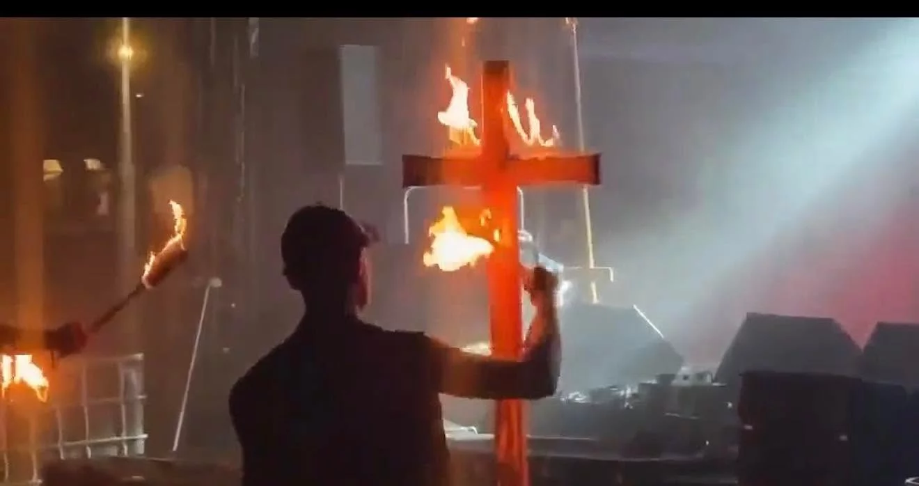 Podpalenie krzyża na festiwalu Bangarang