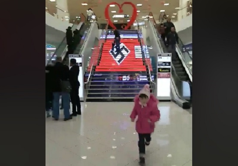 Swastyka na schodach centrum handlowego w Kijowie