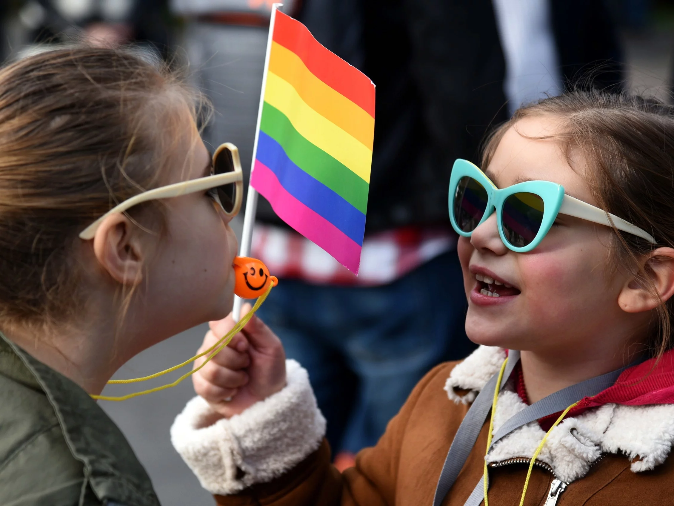 Dzieci z flagą LGBT, zdjęcie ilustracyjne