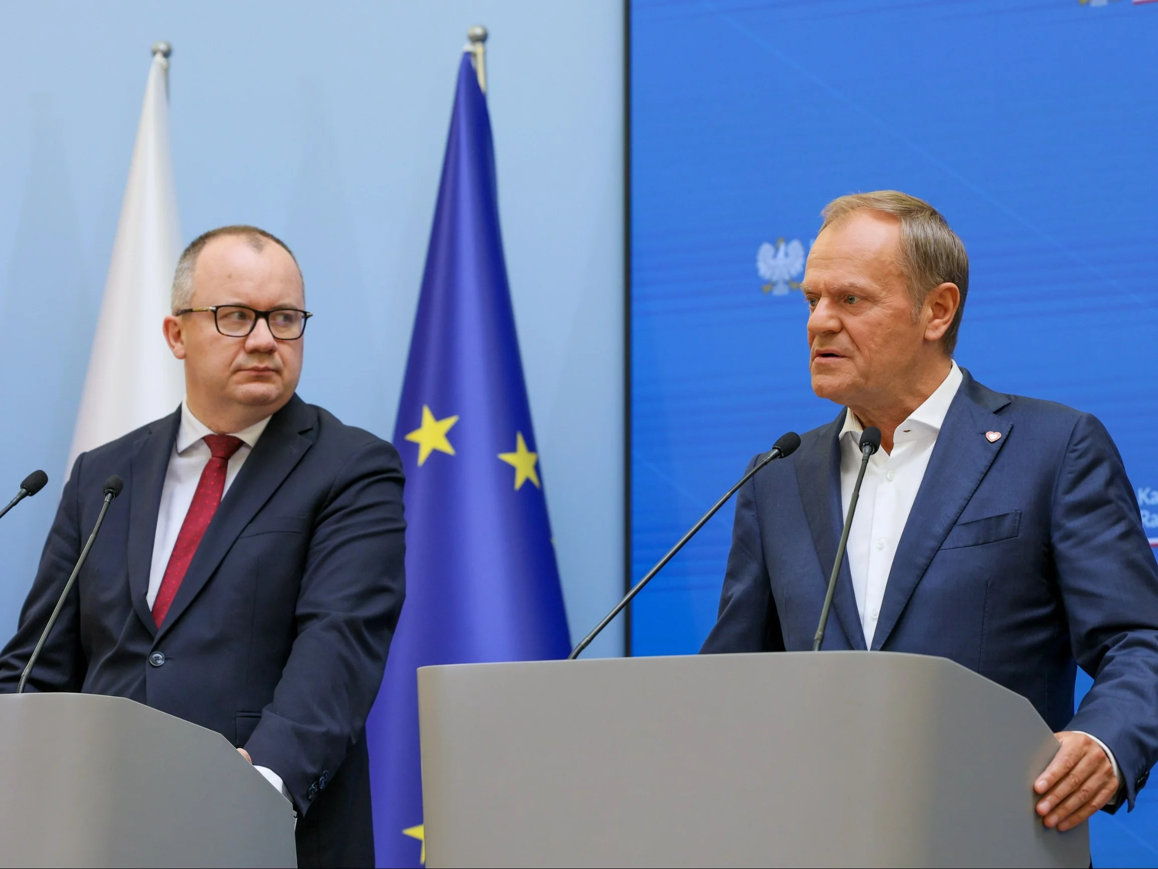 Premier Donald Tusk (P) oraz minister sprawiedliwości Adam Bodnar (L) podczas konferencji prasowej w siedzibie KPRM w Warszawie