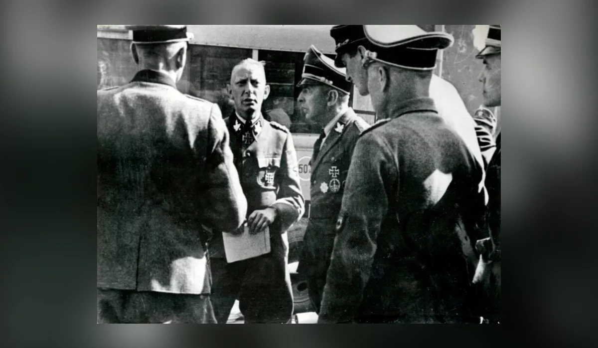 Bronisław Kamiński (stoi bokiem) i Heinz Reinefarth podczas Powstania Warszawskiego