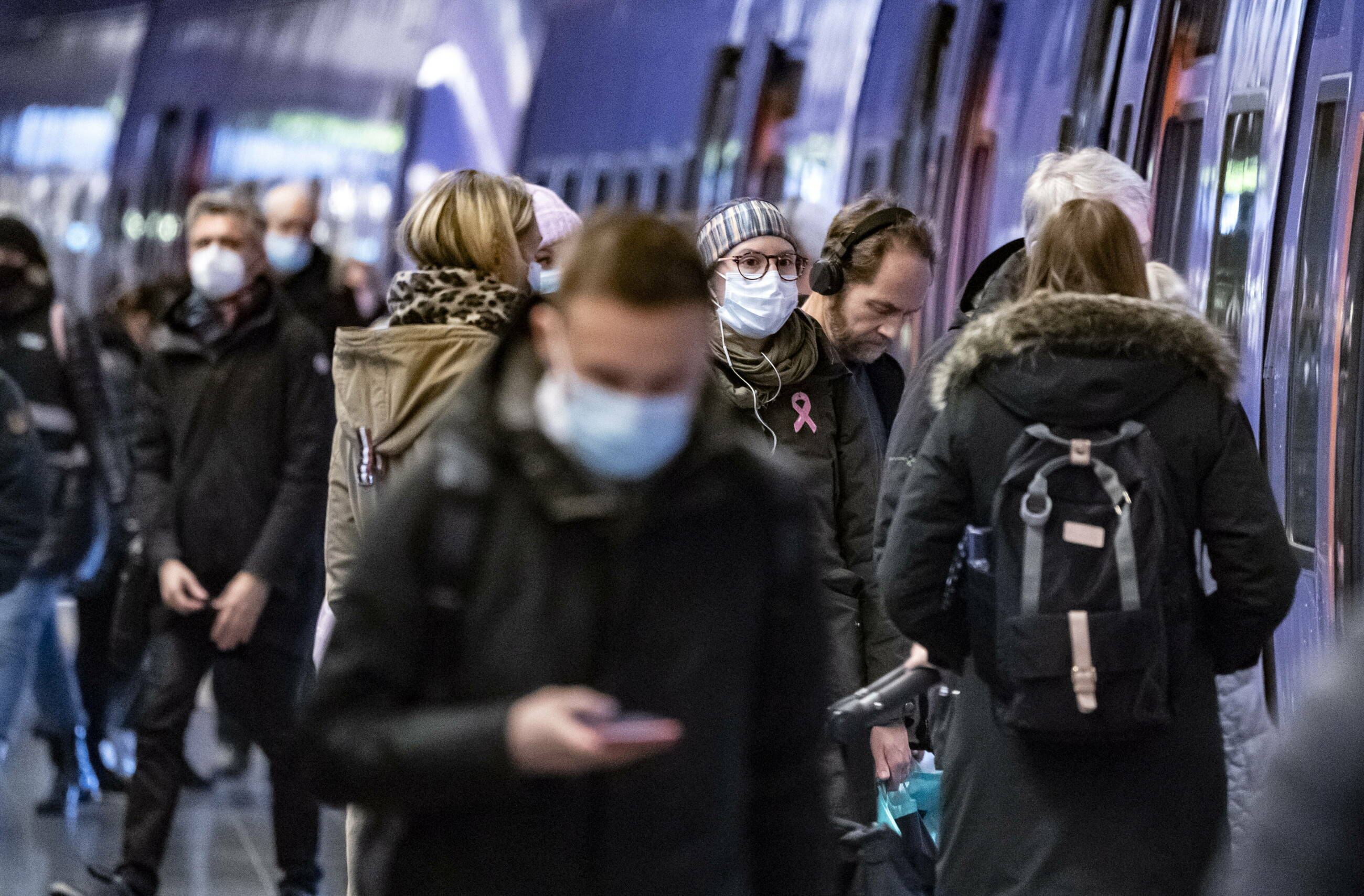 Pasażerowie w maskach wchodzą do pociągu w Szwecji, zdjęcie ilustracyjne