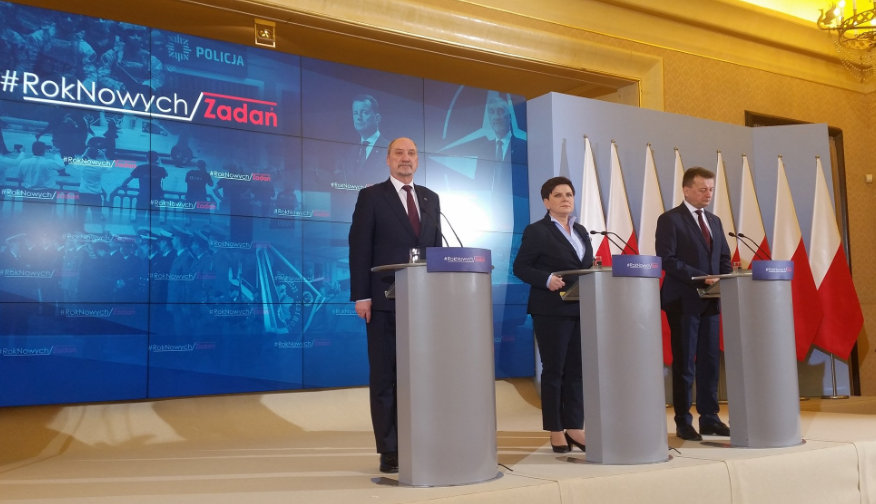 Wspólna konferencja premier Beaty Szydło, szefa MON i szefa MSWiA