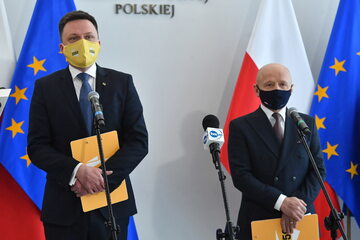 Szymon Hołownia i Jacek Bury podczas konferencji prasowej w Sejmie