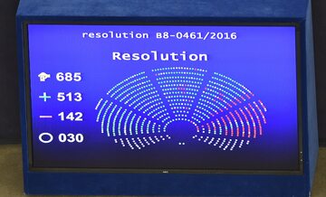 Tablica informacyjna po głosowaniu rezolucji o Polsce podczas sesji Parlamentu Europejskiego