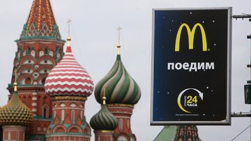 Tablica McDonald's na tle Cerkwii Wasilija Blazennego na placu Czerwonym w Moskwie.