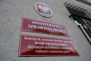Tablica na budynku Ministerstwa Sprawiedliwości w Warszawi