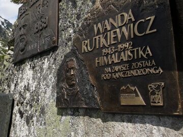 Tablica poświęcona pamięci Wandy Rutkiewicz
