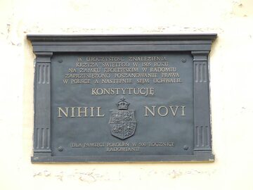 Tablica upamiętniająca uchwalenie Nihil Novi na zamku w Radomiu.